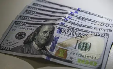Dólar fecha abaixo de R$ 4,90 pela primeira vez em 28 meses