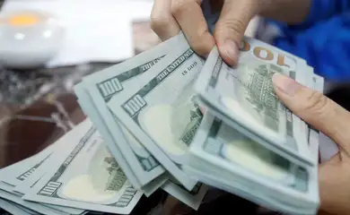 Dólar sobe para R$ 5,06; bolsa cai com IPCA-15 e recuo do petróleo