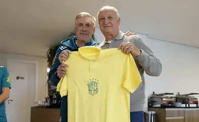 Pentacampeão com a seleção, Felipão é homenageado na Granja Comary